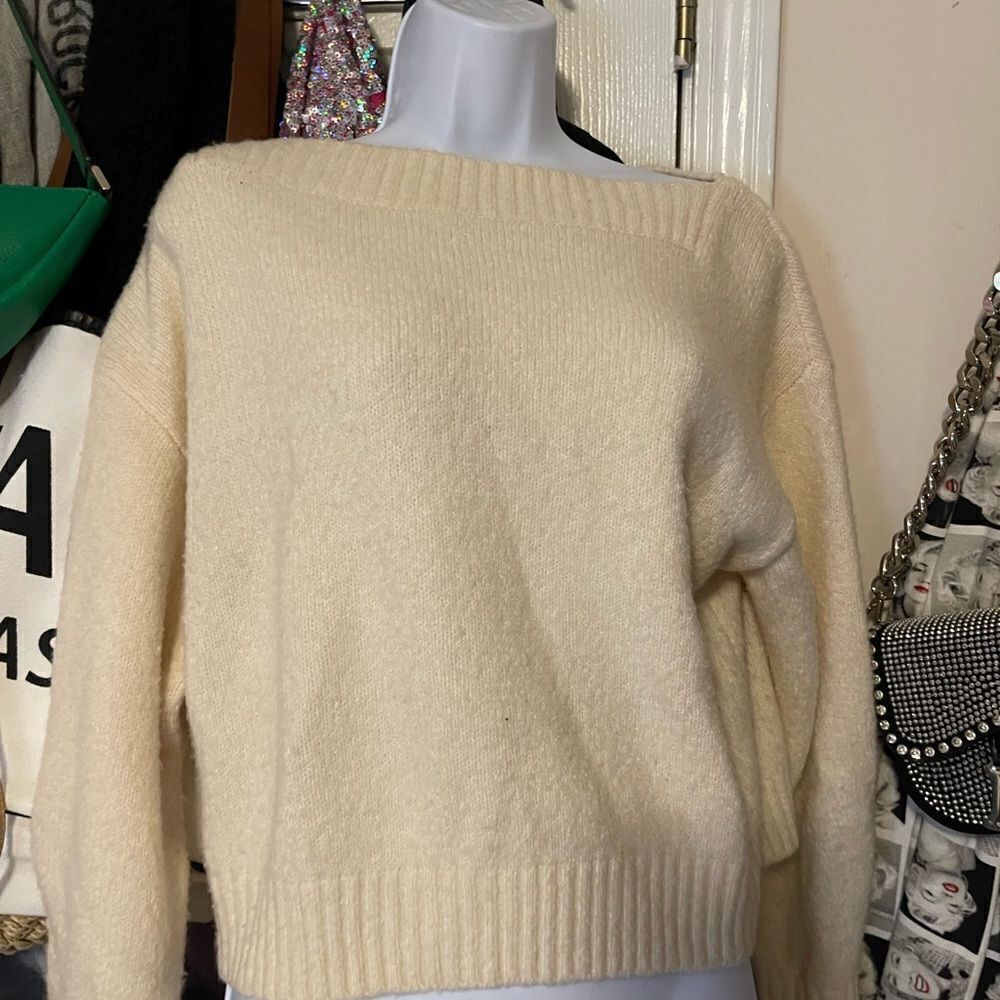 $2/15 Ivory longsleeve Sweater